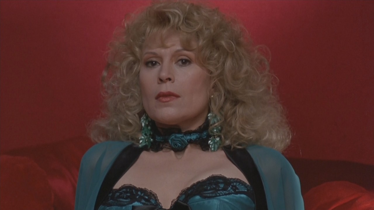 Brief about Leslie Easterbrook. 